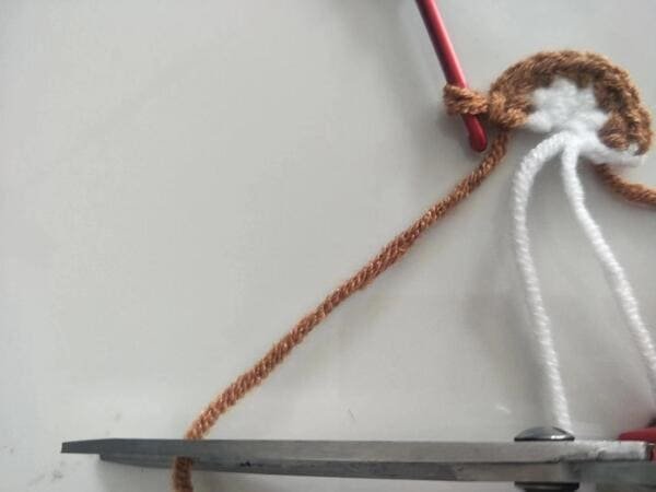 cut the brown yarn end for R2