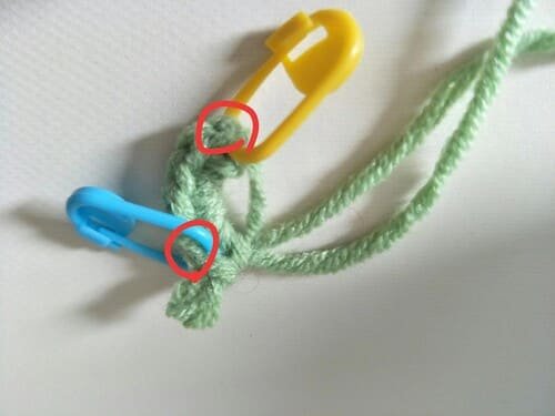 the first sc with yellow marker and last sc with blue marker