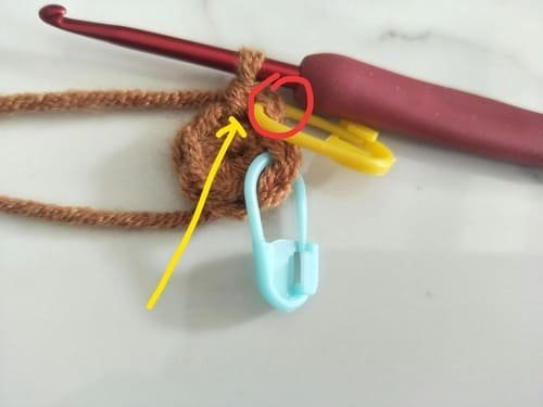 R2-the first single stitch is completed for bear crochet