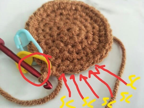 We use the yellow marker for the first stitch for R6