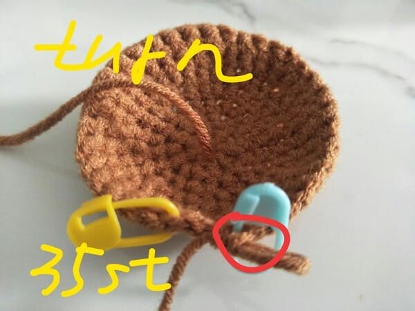 the yarn end is placed inside the entire fabric, so that it forms a flip=turn.