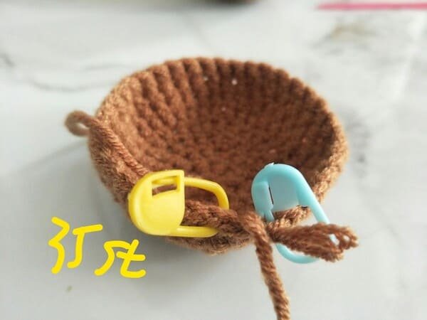 We must count the number of stitches to complete the seventh round, which is 35.