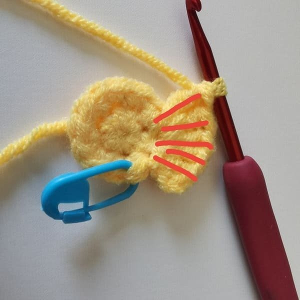 5 double crochet for round 3 for pineapple crochet pattern