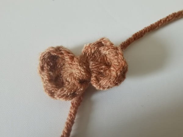 The shape of a knot in the middle of bow for hello kitty crochet pattern