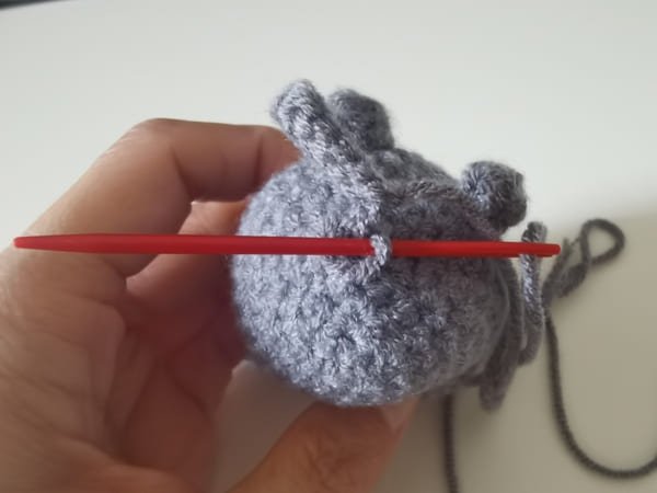 Using a yarn needle allows us to close it by picking up 6 front stitches .