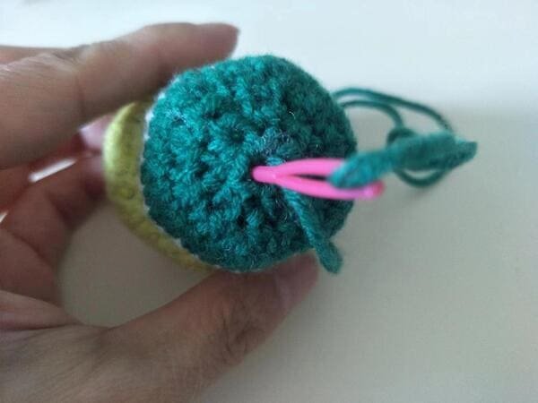 conceal yarn end crochet frog pattern