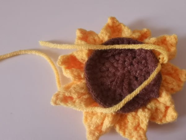 conceal yarn end for petal