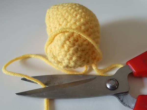 cut the yarn end for mango crochet