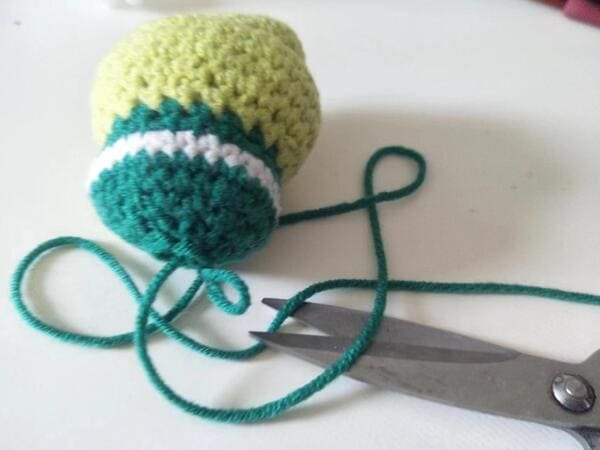 cut yarn end and use hook to bring out the yarn end for crochet frog pattern