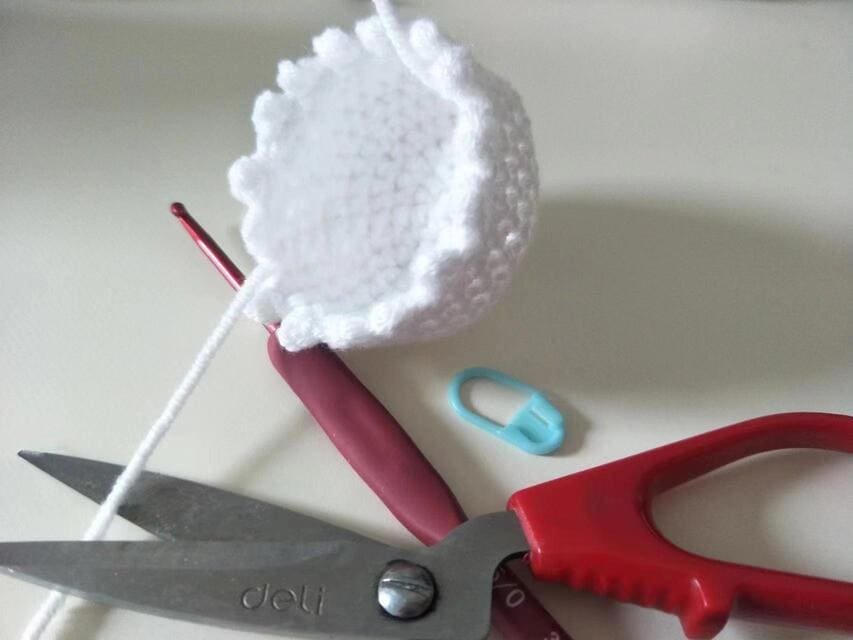 cut yarn end for hat