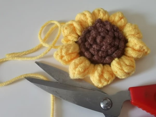 cut yarn end for petal.