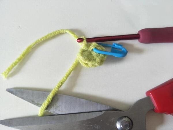 cut yarn end for round 1 for crochet frog pattern