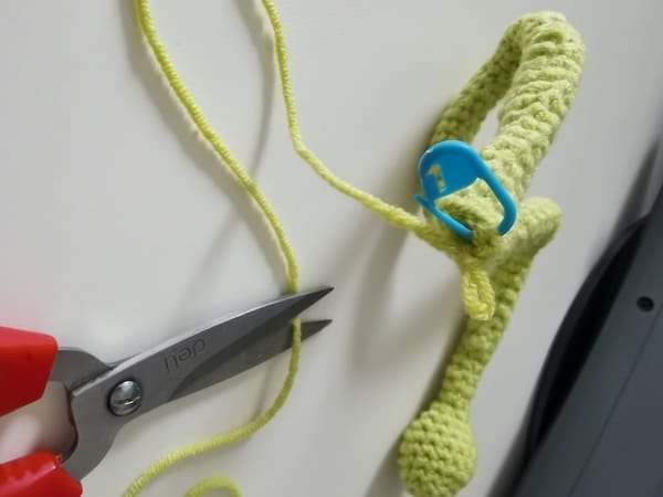 cut yarn end iron wire