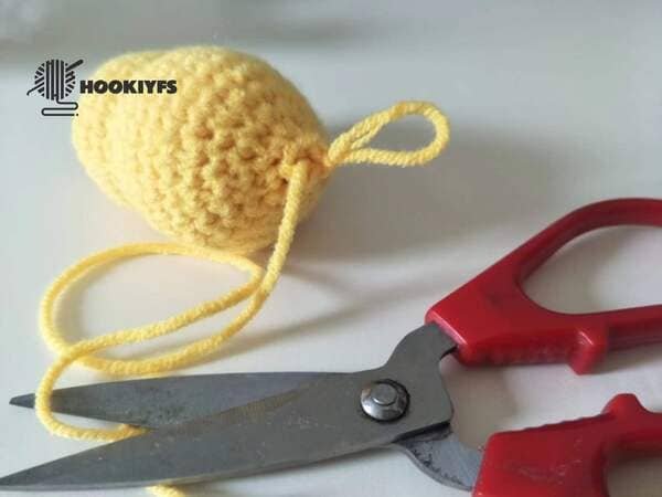 cut yarn end of body for duck crochet