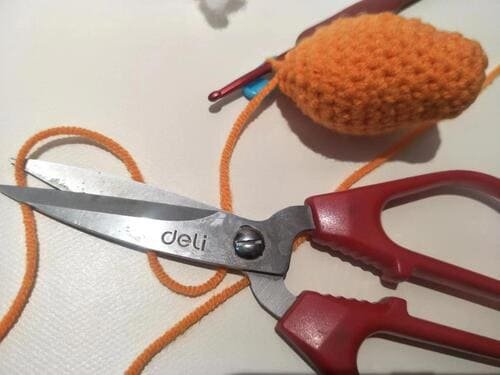 cut yarn end