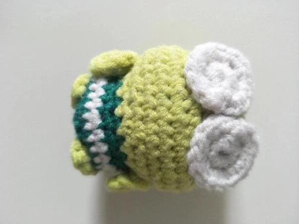 glue the eyes on the body for crochet frog pattern
