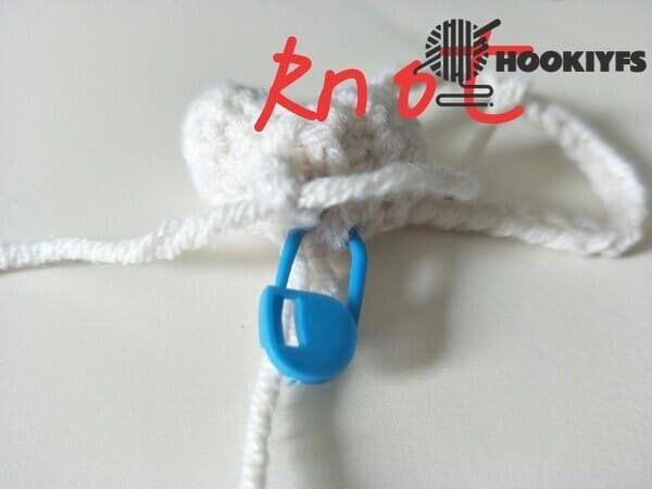 hand carrying on the bone and tie knot for drumstick crochet