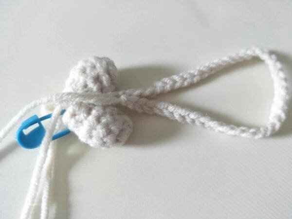 hand carrying on the bone for drumstick crochet in details