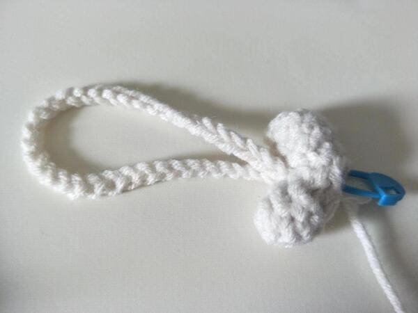 hand carrying on the bone for drumstick crochet