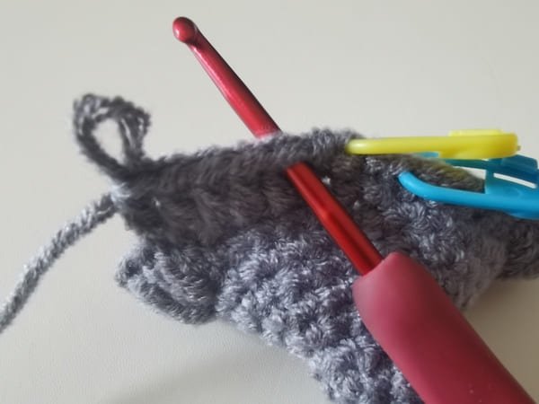 hook the first double crochet stitch for popcorn
