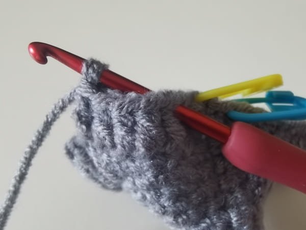 hook the last double crochet stitch for popcorn