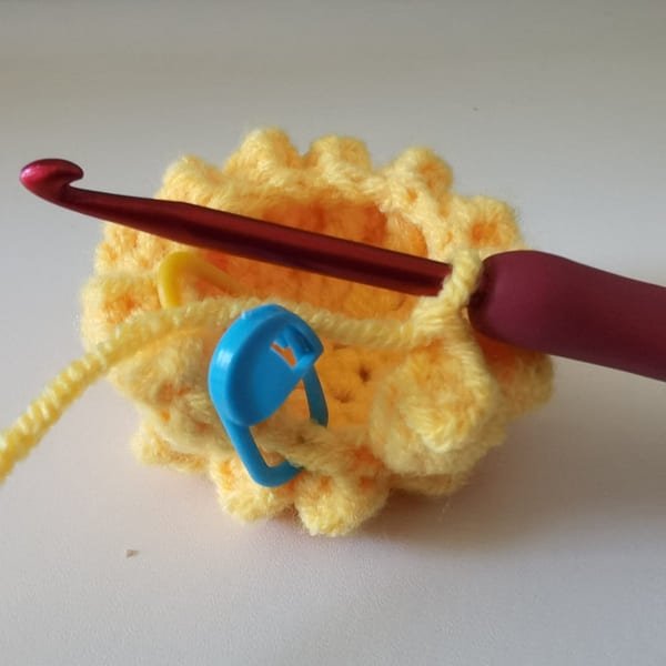left one stitch in the round , need crochet popcorn again