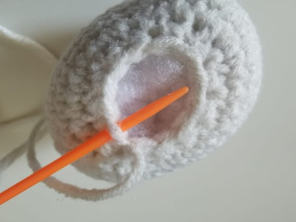 pick up the front loop the stitches, a total of 6, tighten the loop, and the hole will disappear.