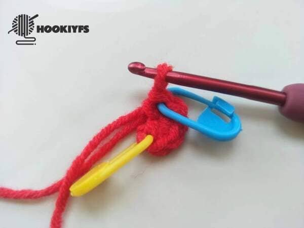 pull the yarn end tighten for magic ring for apple crochet