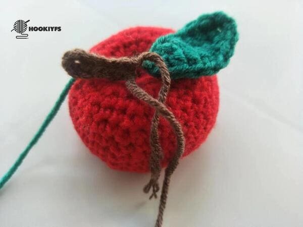 put stem and leaf on the body of apple.