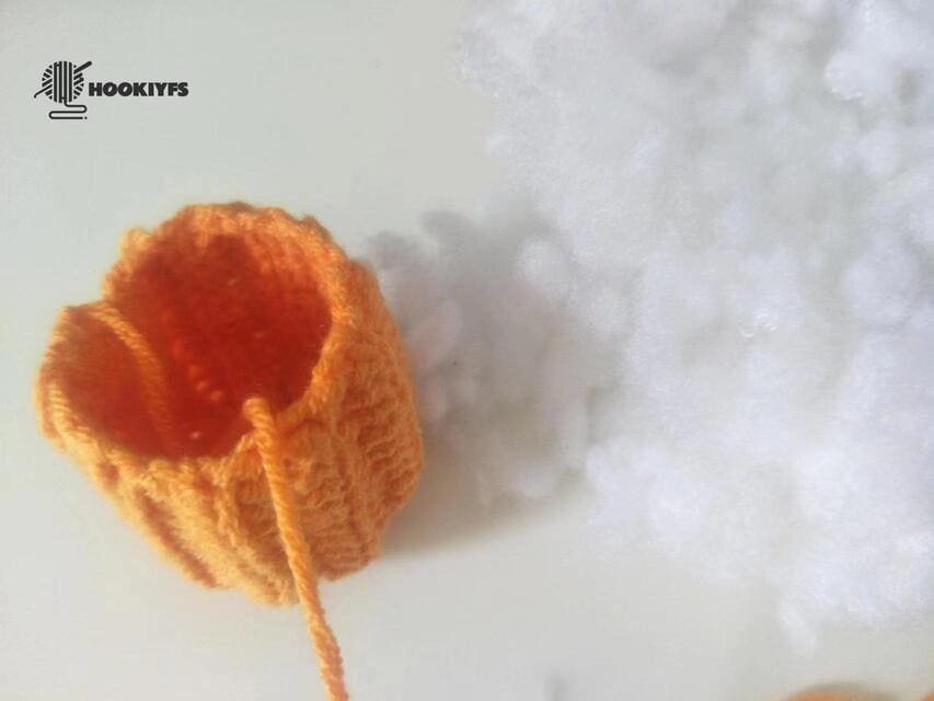 put the fiberfill the hole of body for crochet pumpkin pattern