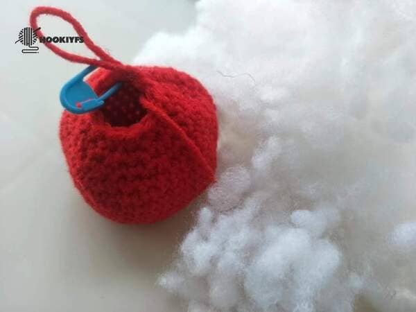 put the fiberfill in to the hole of body for apple crochet