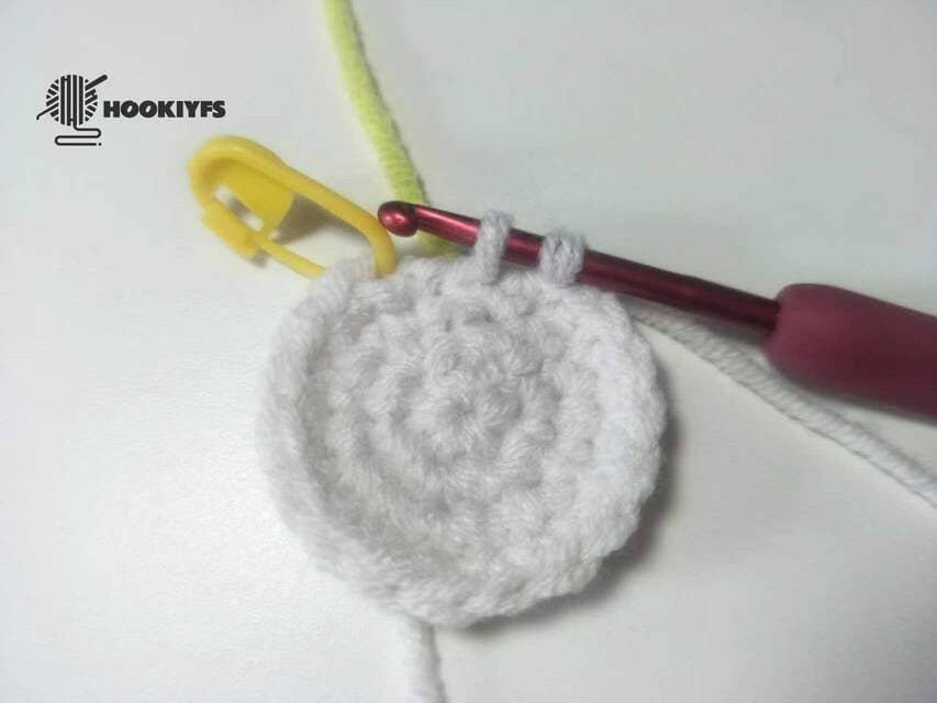 put the green yarn on the last stitch for changing color for round 4 for fish crochet