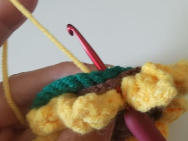 put the yellow yarn behind of two fabric.