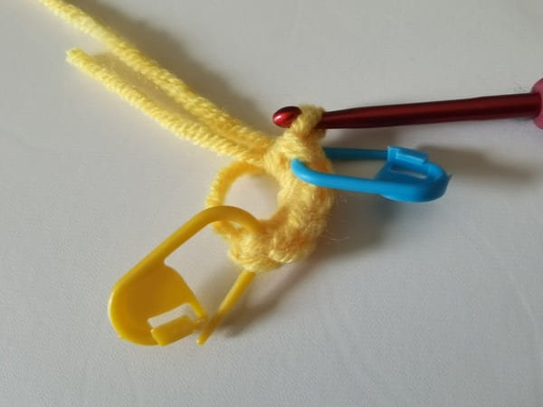 the first and last stitch with marker for mango crochet