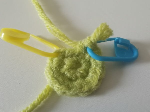 the first and last stitch with marker for octopus crochet