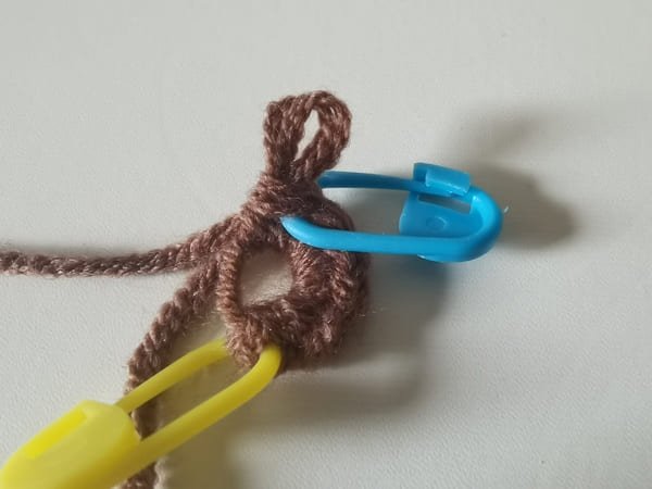 the first and last stitch with marker for sunflower crochet