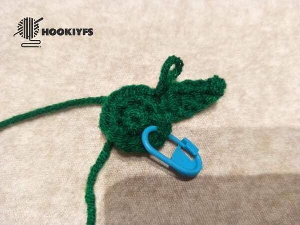 the first small leaf is completed of strawberry crochet(for real)