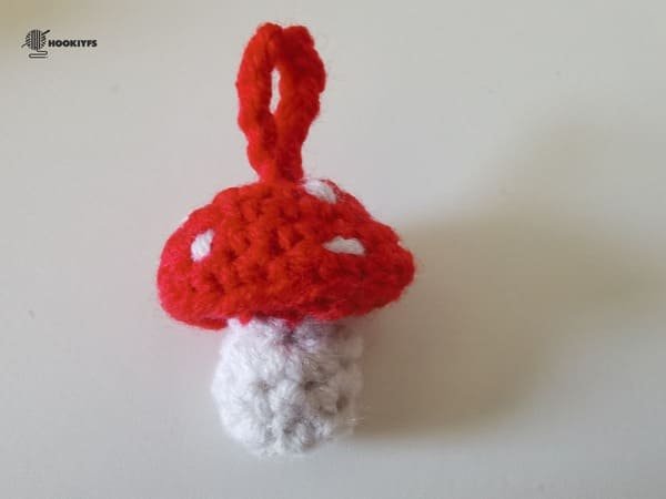 use the rice white yarn to sew the shape
