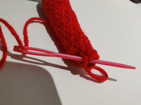 use yarn needle to closing the opening