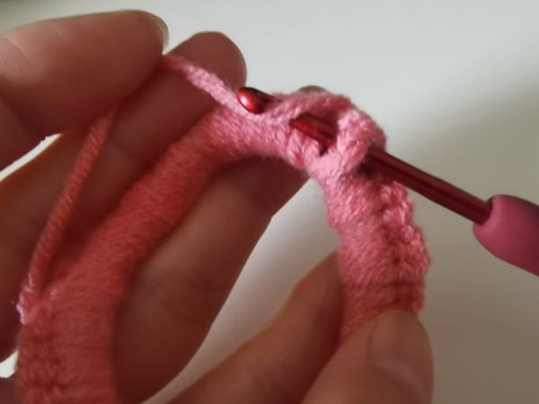 conceal yarn end for round 1