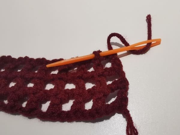 conceal yarn end for round 3 for bow crochet