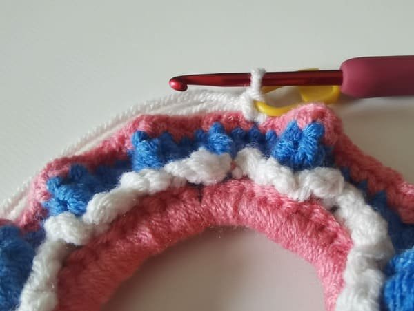 crochet single crochet with yellow marker for round 5
