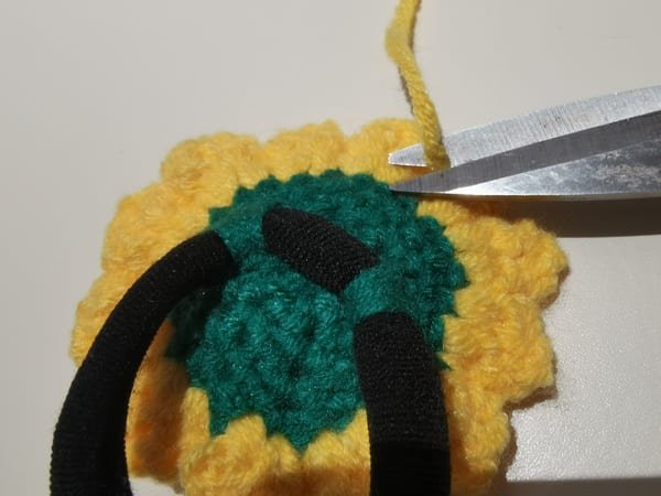 cut the excess yarn end