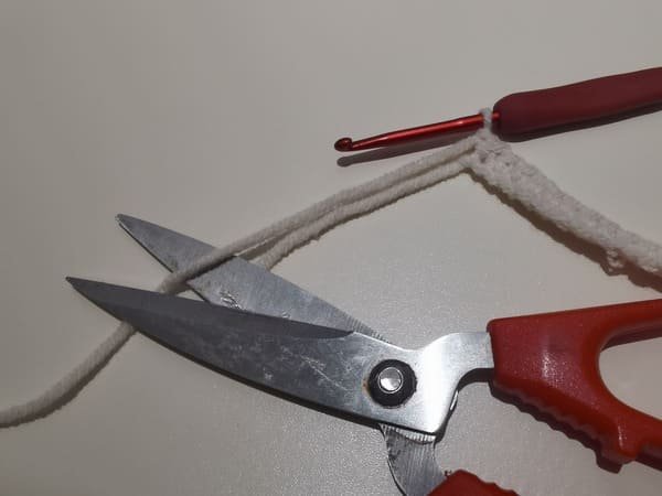 cut yarn end