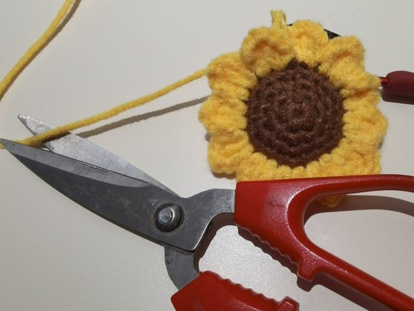 cut yarn end again