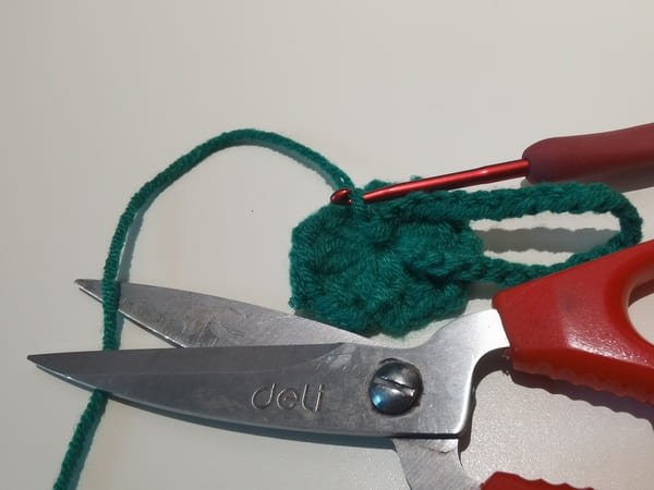 cut yarn end and conceal yarn end.