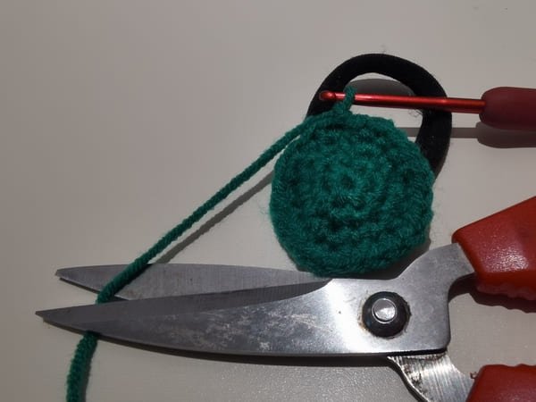 cut yarn end for dark green fabric