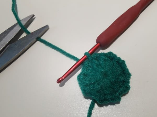 cut yarn end for leaf