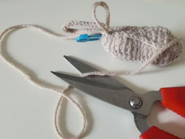cut yarn end for peanut crochet