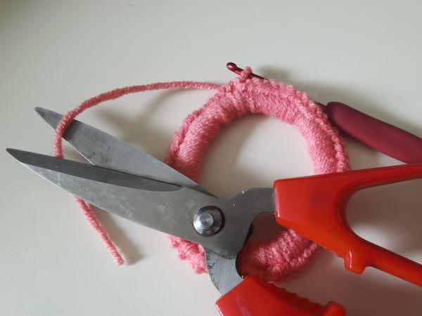 cut yarn end for round 1